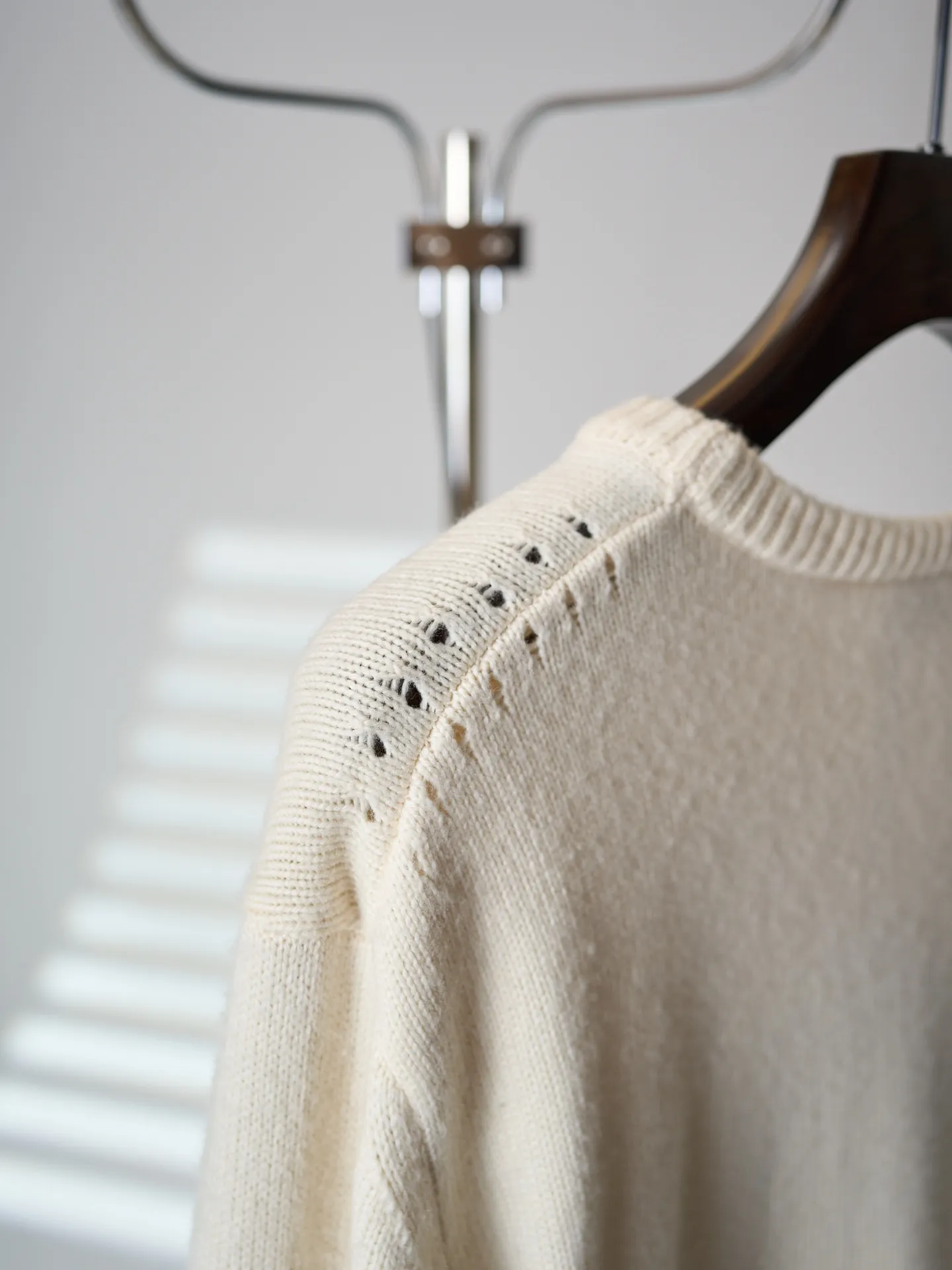 [Real object hanging] CELINE/Celine carriage print round neck knitted sweater [In Stock] S M L XL Fabric selection: Made of 62% wool + 23% nylon + 15% anti-pilling acrylic blended yarn, precision woven on an imported 7-needle knitting machine. The 7-needle medium-thick knitted structure makes the fabric fluffy and thick, with excellent temperature-locking ability; wool gives the fabric a soft, waxy and skin-friendly texture, while nylon strengthens the toughness and prevents it from loosening and deforming. It is paired with anti-pilling acrylic to give it both comfort and durability, and a solid texture. Printing process: The Classic carriage pattern and letters on the chest adopt a reactive printing process. The dye penetrates into the knitted fiber and is not offset printed on the surface. The pattern lines are clear and neat, and the touch is natural without a hard glue layer. It is not easy to crack or peel after repeated wear and washing, and the original soft texture of the knitted fabric is completely retained. Details: The round neck, cuffs and hem are made of high-density wide rib weaving, which has long-lasting elasticity and will not loosen easily after long-term wear; the back shoulders are made of hollow keyhole technology, and the entire line is evenly routed.